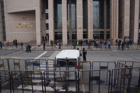 Yolsuzluk haftası bitti, adliye önündeki olağanüstü önlem kalktı
