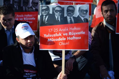Yolsuzlukları, ampul kırarak protesto ettiler