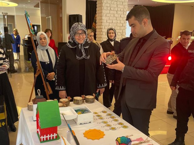 Ayvacık Kaymakamı Şahin, etkinliğe katılan engelli vatandaşlarla yakından ilgilendi.  Onlarla sohbet ederek moral verdi.
