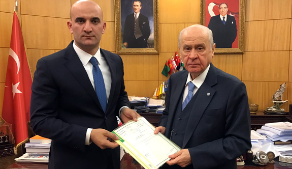 Telafer'den Dönen Olcay Kılavuz Vasiyetle İlgili Arsa Tahsis Evraklarını Bahçeli'ye Teslim Etti