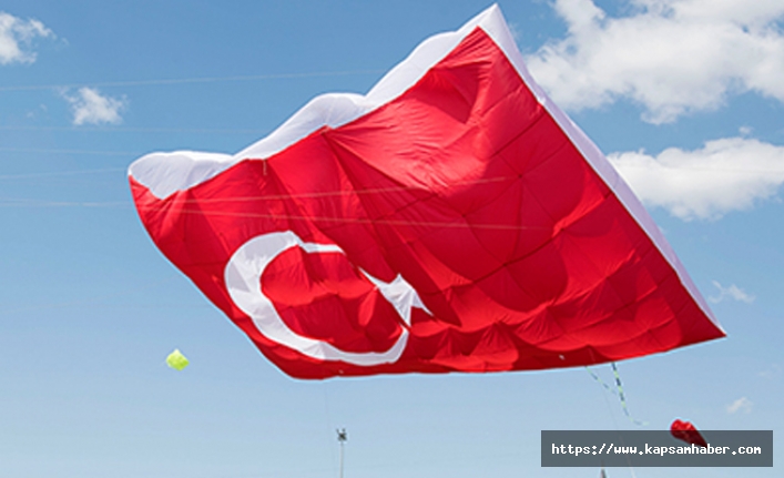 6. Uluslararası Uçurtma Festivali’nde Dev Türk Bayrağı Uçurtması Büyük İlgi Gördü