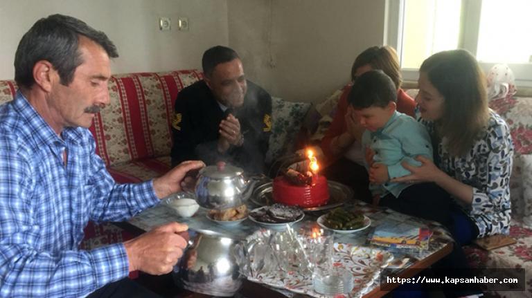 Kaymakam ve jandarma komutanı şehit çocuğunun doğum gününü unutmadı
