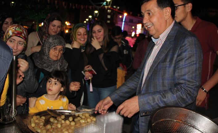 Havza Belediye Başkanı Murat İkiz Vatandaşlara Şerbet İkram etti