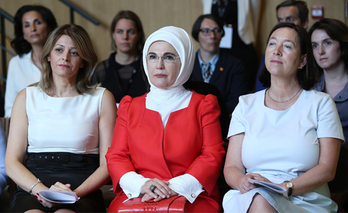 NATO Zirvesi’ne katılan lider eşleri ile bir araya geldi