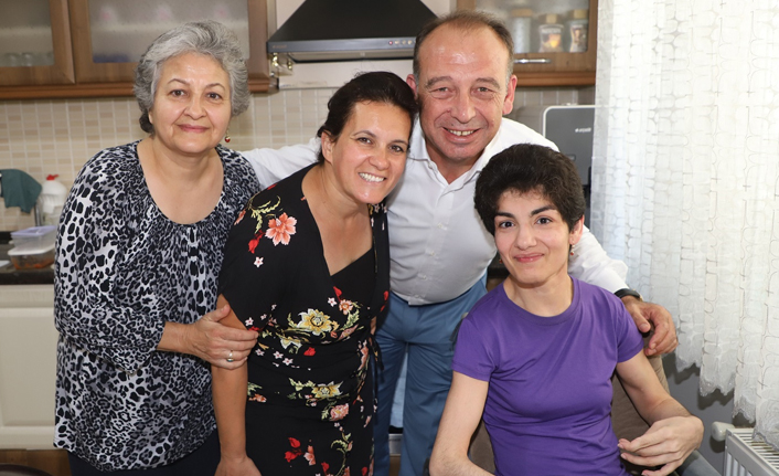 Turgutlu Belediye Başkanı Çetin Akın, Arzu kardeşimizin yüzünü güldürdük