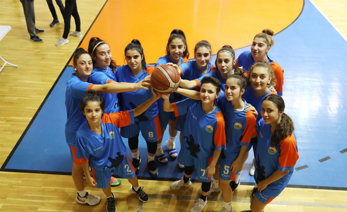 İlkadım U18 Bayan Basketbolcuları 3’lük Basketlerle Farklı Skora Gitti
