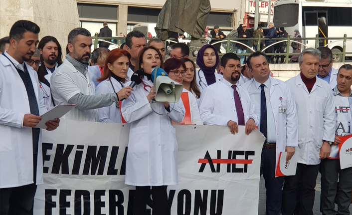 Hekimler, Ankara Ulus'ta, Atatürk Anıtı önünde bir basın açıklaması yaptı.