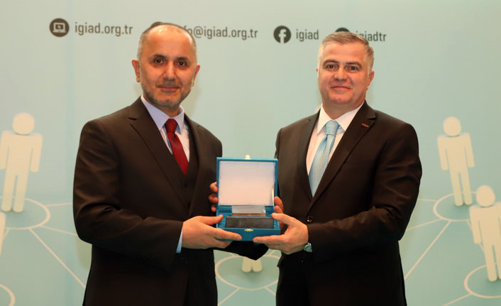 İGİAD, 'Yılın Girişimcisi Ödülü' HRPeak Ceo’su Burhan Koca’ya Verdi