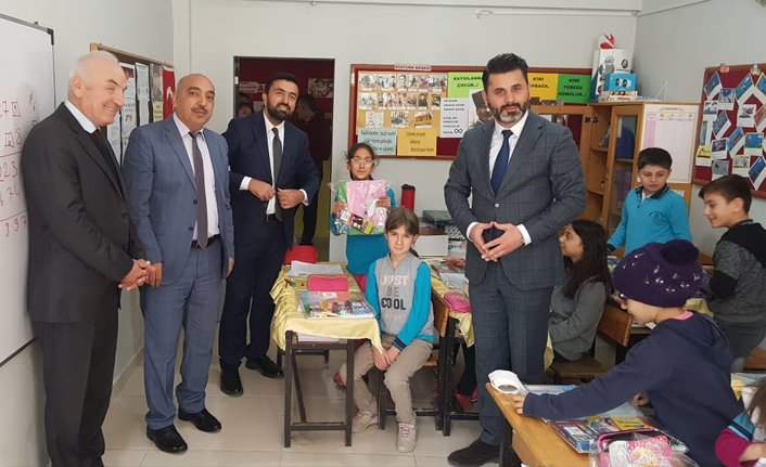 Sevdamız Samsun Platformu Kavak'ta Öğrencilere Kırtasiye Yardımı Yaptı