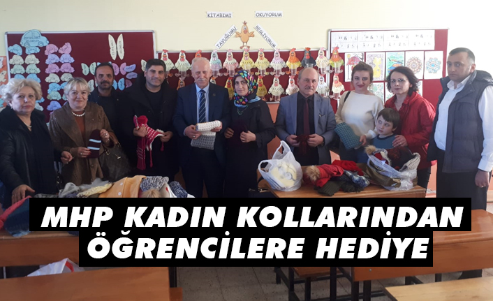 MHP Samsun İl Kadın Kolları, öğrencilere el emeği atkı, kazak ve bere dağıttı