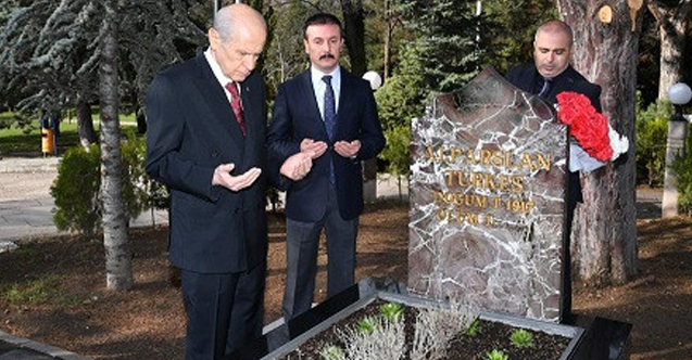 MHP Lideri Bahçeli, Alparslan Türkeş'in Anıt mezarını Ziyaret Etti