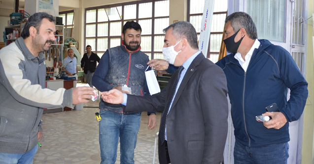 Havza Belediye Başkanı Özdemir Milli Borel ile maske dağıttı