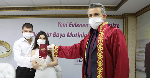 Korona Virüsüne Karşı Tıbbı Maske Ve Eldivenli Nikah