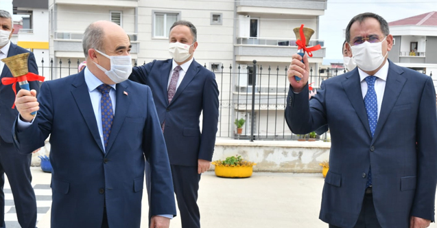 ilkokullarda eğitim-öğretimin başladığı ilk gün öğrencilere simit ikram etti