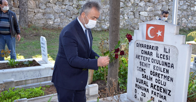 Başkan Topaloğlu Şehit Öğretmen Vural Akdeniz’i Kabri Başında Andı