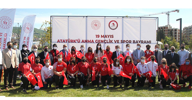 Karaaslan, Sporcularımız Türkiye'mizi ve Bayrağımızı gururla temsil ediyor