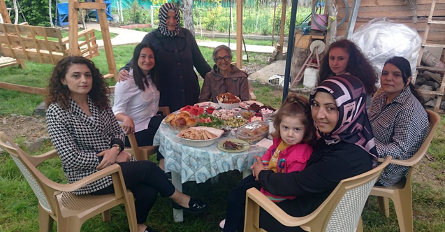 Deva Partisi İl Başkanı Kebire Türk, Vezirköprü'de Vatandaşı Dinledi