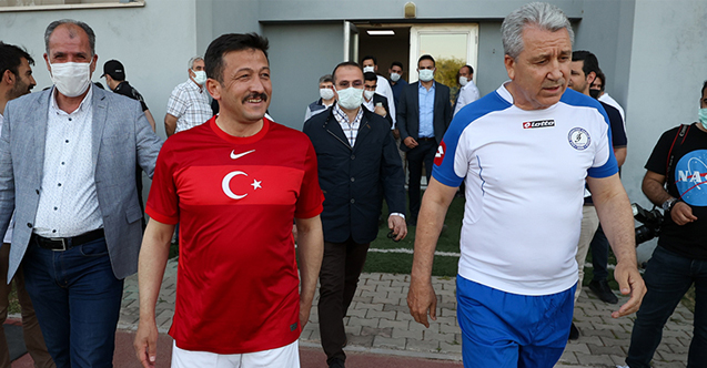 Hamza Dağ ve EÜ Rektörü Necdet Budak'ın forma giydiği Maçı Özkahya yönetti