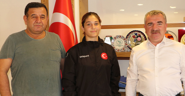 Genç Bayan Güreşçi Hiranur Sağlam Başkan Özdemir’i Ziyaret Etti