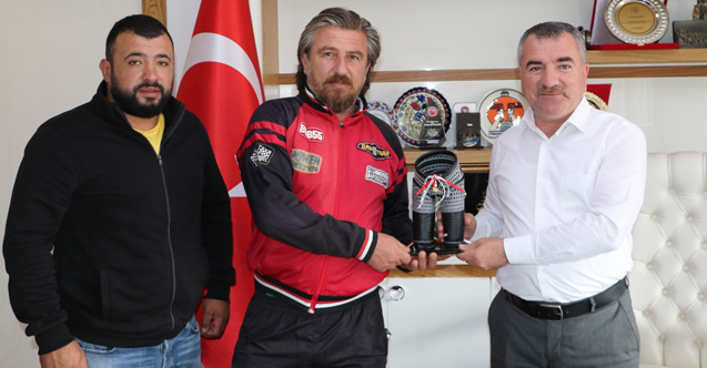 Pehlivan Şükrü Seven Başkan Özdemir’e Minyatür Kispet Hediye Etti