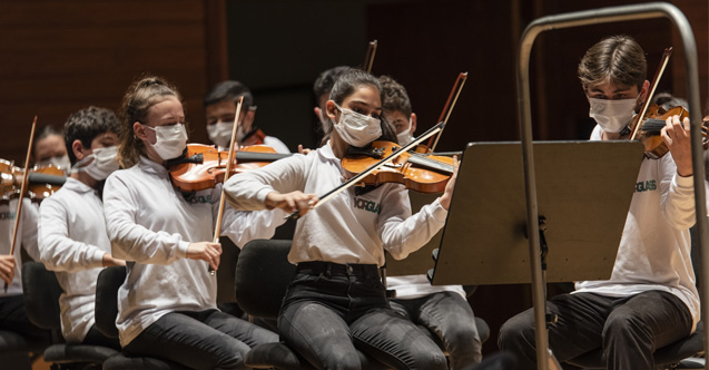 Yorglass Barış Çocuk Senfoni Orkestrası, İzmir’de konser verdi