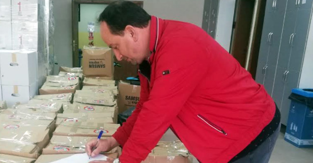 19 Mayıs Belediyesi gıda yardım paketlerini teslim ediyor