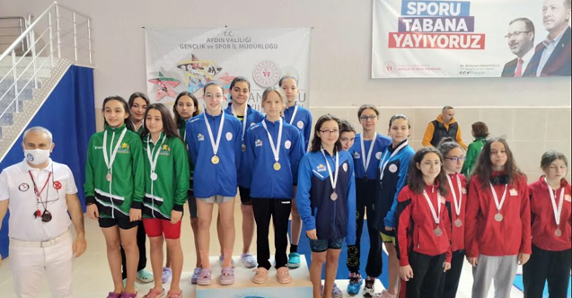 Cemre Çimen ve Deren Güler, Yüzme Müsabakalarında madalyaları topladı