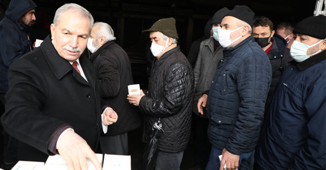 Demirtaş, Berat Kandili vesilesiyle vatandaşlara kandil simidi ikram etti