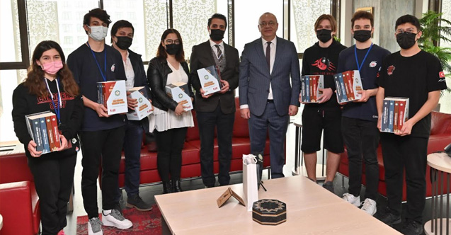 Başkan Ergün, Bahçeşehir Koleji Robotik Takımı Öğrencilerini Konuk Etti