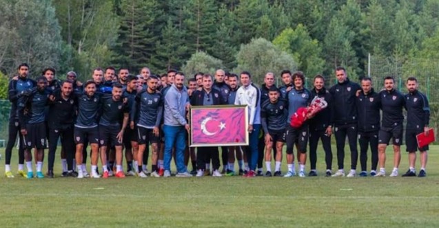 Gurbetçi Samsunsporlular 1965'den Samsunspor'a Türk Bayrağı Hediyesi