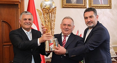 Mustafa Demir'e şampiyonluk kupasıyla ziyaret