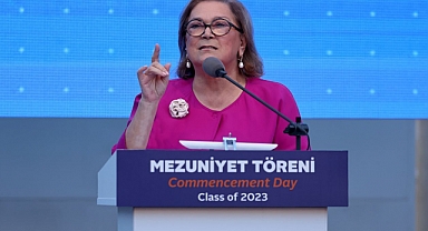 GÜLER SABANCI, MEZUNLARA YAPAY ZEKA İLE SESLENDİ