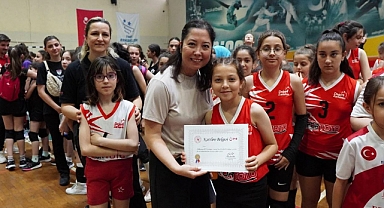 MANİSA'DA MİNİ VOLEYBOL ŞENLİĞİ COŞKUYLA YAPILDI