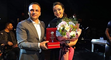Yalımöy'de Öykü Gürman hayranlarını coşturdu.