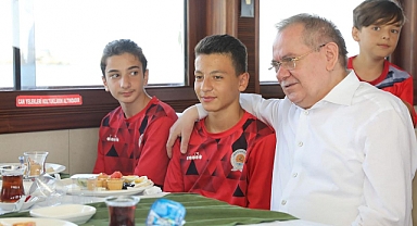 Başkan Demir, futbol altyapı oyuncularıyla bir araya geldi
