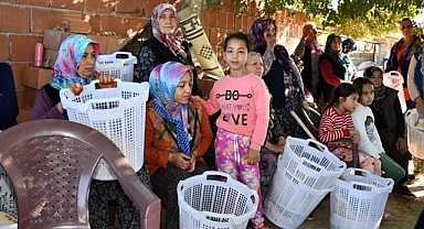 Büyükşehir çiftçi kadınların gününü tarlada kutladı