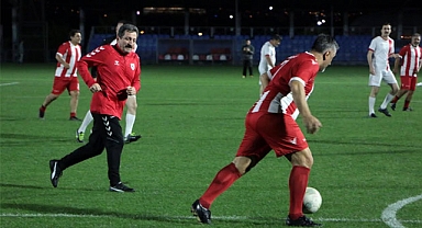 İl protokolü ile Samsunspor’un eski futbolcuları dostluk maçında karşılaştı