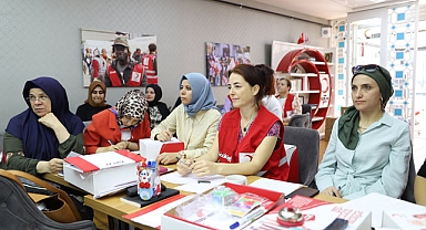 KIZILAY GÖNÜLLÜSÜ KADINLAR “SAĞLIK ELÇİSİ” OLUYOR