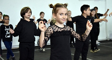 Halk dansları gelecek kuşaklara aktarılıyor