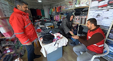 DEPREMZEDE ESNAF KIZILAY’LA İŞİNE DEVAM EDİYOR