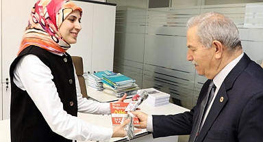 Başkan Demirtaş, Kadın Çalışanlarını Unutmadı ve 8 Mart'ı Çiçeklerle Kutladı