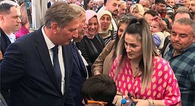 Başkan Candal vatandaşlarla ilçe meydanında bayramlaştı