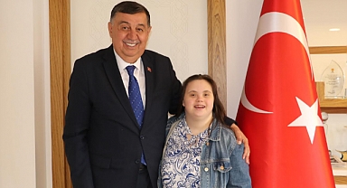 Havza Belediye Başkanı Murat İkiz, Down Sendromlu Merve Uyaroğlu’nu Ağırladı