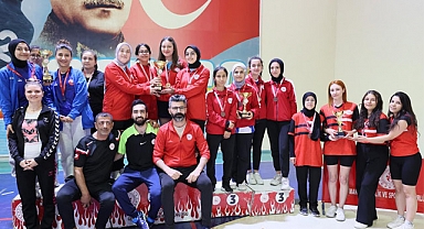 Manisa'da Masa Tenisi Heyecanı: Yurtlar Arası Spor Oyunları Coşkuyla Tamamlandı