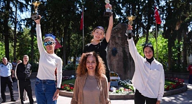 Özlem Işık, Zübeyde Hanım Koşusunda İkincilik Kupasını Kaldırdı
