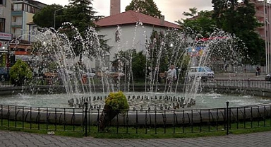 Bafra Cumhuriyet Meydanı'nda Havuz Serinliği