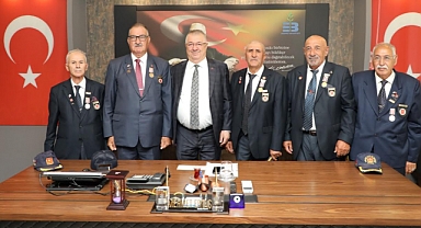 Edremit Belediye Başkanı Mehmet Ertaş Vatandaşlarla Bayramlaştı