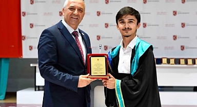 Okulun Gururu: İsa Beytullah Cepe Mezuniyet Töreninde Plaket ve Başarı Belgesi