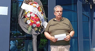 Gazetecilerden Atakum Belediye Başkanı'na Siyah Çelenkli Protesto