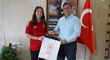 İl Müdürü Yunus Öztürk, Milli Badmintoncu Ravza Bodur'u Tebrik Etti